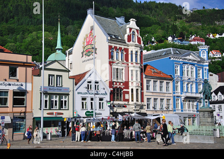 Les étals de marché en Vagsallmenningen Vagsalm, carrés, Bergen, comté de Hordaland, Norvège, Région Vestlandet Banque D'Images