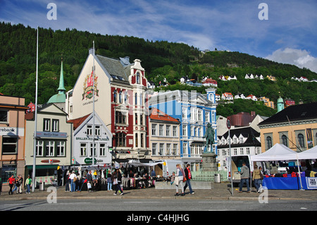 Les étals de marché en Vagsallmenningen Vagsalm, carrés, Bergen, comté de Hordaland, Norvège, Région Vestlandet Banque D'Images