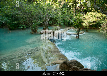 Les chutes de Kuang Si est une cascade à trois niveaux d'environ 29 kilomètres (18 milles) au sud de Luang Prabang au Laos. Banque D'Images