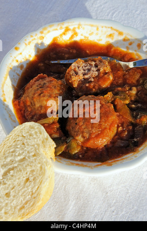 Tapas - Spanish Meatballs (Albondigas) avec pain, Costa del Sol, la province de Malaga, Andalousie, Espagne, Europe de l'Ouest. Banque D'Images