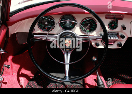 Un tableau de bord d'une vieille voiture Porsche Banque D'Images