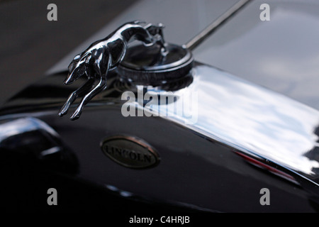 Une mascotte de capot conçu parure d'une vieille voiture américaine Lincoln une marque de luxe de Ford Motor Company Banque D'Images