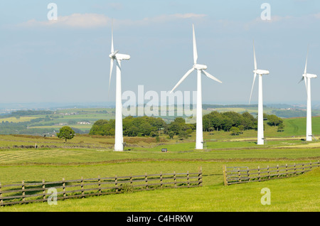 Ferme éolienne de production d'énergie 35m de hauteur au moyeu et un diamètre de rotor de 37m sur Royd Moor Banque D'Images