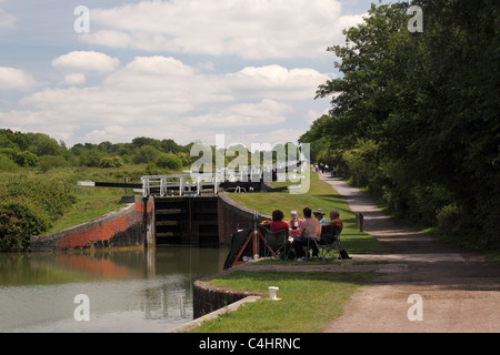 Famille profitant d'un pique-nique à Caen Hill Locks, Kennet et Avon canal, Wiltshire, Angleterre, Royaume-Uni Banque D'Images