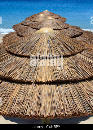 Parasols sur la plage Agios Stefanos Cyclades Mykonos Island Mer Égée Grèce UE Union Européenne Europe Banque D'Images