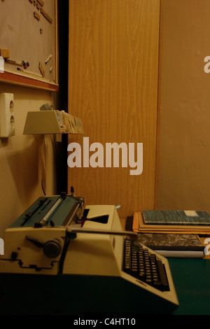 Bureau avec machine à écrire des années 70 dans un bureau du siège de la Stasi de l'ex-RDA, Leipzig Banque D'Images