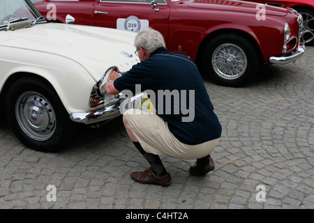 Un homme un vieux classique de nettoyage voiture à Leipzig Saxe Allemagne Banque D'Images