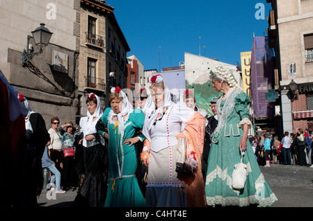 Des gens habillés en vêtements traditionnels lors de procession religieuse pour Festival de San Isidro, Madrid, Espagne Banque D'Images