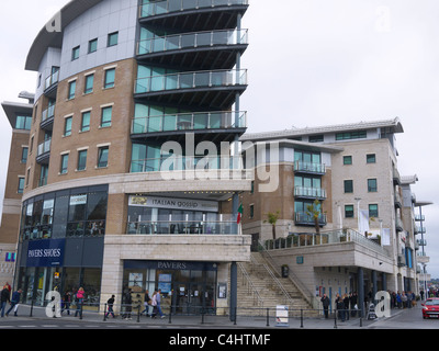 Les bâtiments modernes à quai le long de la Poole UK Banque D'Images