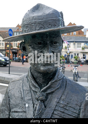 Sculpture de Robert Baden Powell, fondateur du mouvement scout par David Annand Poole UK Banque D'Images