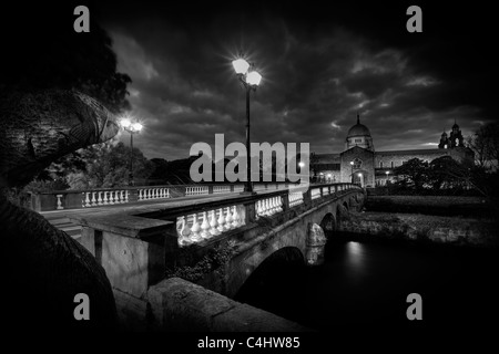 Salmon Weir Bridge et cathédrale de Galway, Galway, République d'Irlande. Banque D'Images