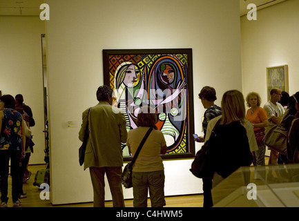 Les visiteurs au Musée d'Art Moderne (MOMA) à la galerie Picasso voir sa 'fille avant un miroir". NYC Banque D'Images