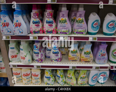 Paris, France, produits de consommation, détergents pour vêtements, bouteilles en plastique sur étagères dans le supermarché français, Monoprix, france produits finis, hygiène français Banque D'Images