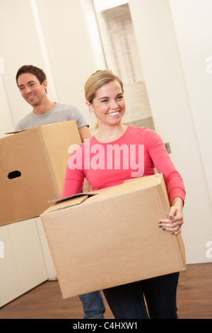 Jeune couple le jour de la réalisation de boîtes de carton Banque D'Images