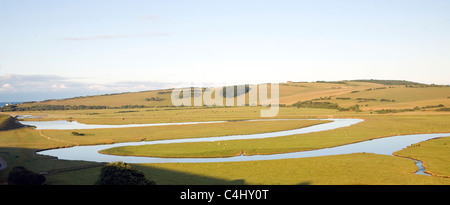 Grand looping serpente sur la rivière Cuckmere, East Sussex, Angleterre Banque D'Images