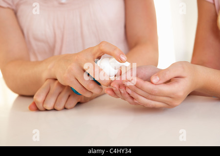 L'application de la main femme Hand Sanitizer Banque D'Images