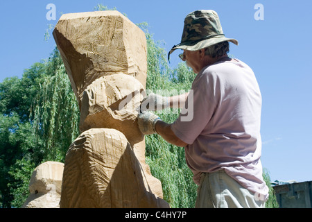 Un sculpteur crée une sculpture en bois Banque D'Images