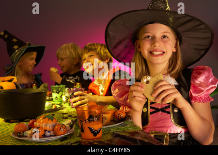 Halloween party avec des enfants s'amusant dans des costumes de fantaisie Banque D'Images