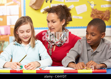 Les élèves qui étudient en classe avec l'enseignant Banque D'Images