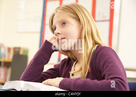 Lycéenne Studying in Classroom Banque D'Images