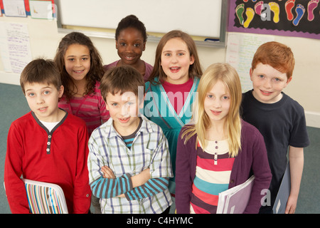 Portrait d'écoliers en classe permanent Banque D'Images