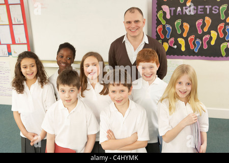 Portrait d'écoliers en classe permanent Banque D'Images