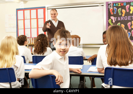 Les élèves qui étudient en classe avec l'enseignant Banque D'Images