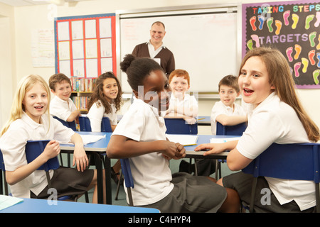 Les élèves qui étudient en classe avec l'enseignant Banque D'Images