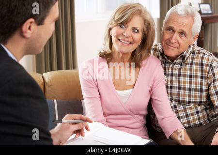 Senior Couple Talking With Financial Advisor Banque D'Images