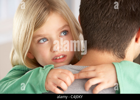 Portrait de fille heureuse à la recherche sur l'épaule de pères Banque D'Images