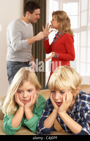 Les parents having argument à la maison en face d'enfants Banque D'Images