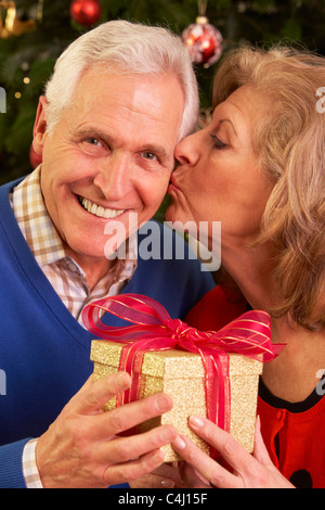 Senior Couple Exchanging Christmas Gifts Banque D'Images