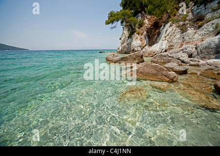 L'eau claire de Gialos plage Kastani, Mamma Mia film emplacement sur l' île de Skopelos, Grèce Banque D'Images