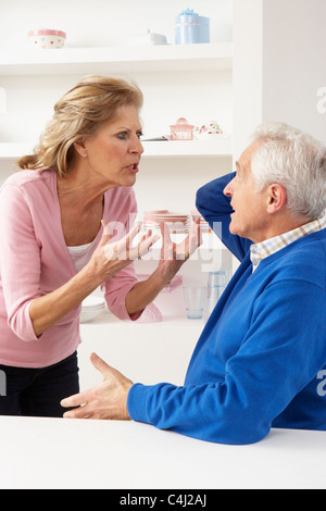 Senior Couple Having Argument At Home Banque D'Images