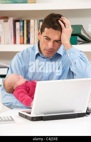 Père a souligné avec nouveau-né travailler à domicile à l'aide de coffre Banque D'Images