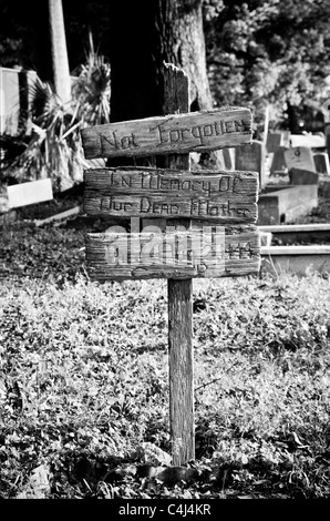 Pierre tombale en bois @ Holt Cemetery, New Orleans LA USA Banque D'Images