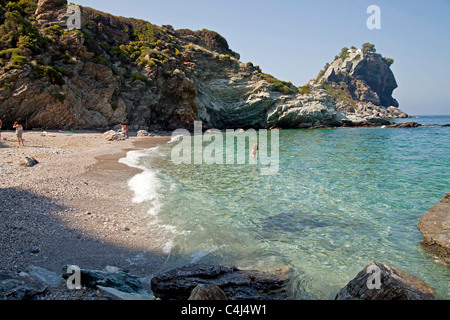Agios Ioannis Beach sur la côte nord de l'île de Skopelos avec l'église Agips Ioannis sto Kastri, île de Skopelos, Grèce Banque D'Images