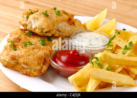 Le poisson frit et frites sur la plaque blanche Banque D'Images