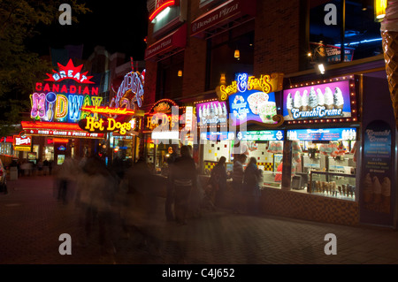 Les feux lumineux et colorés de Clifton Hill dans la nuit. Banque D'Images