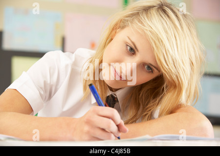 Femme Teenage Student Studying in Classroom Banque D'Images