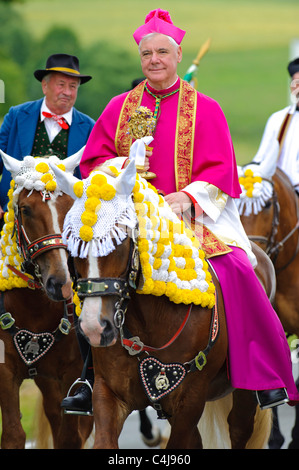 Procession catholique célèbre annuel à Bad Koetzting, l'Allemagne, avec l'évêque catholique Gerhard Ludwig Mueller de Ratisbonne Banque D'Images