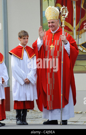 Procession catholique célèbre annuel à Bad Koetzting, l'Allemagne, avec l'évêque catholique Gerhard Ludwig Mueller de Ratisbonne Banque D'Images