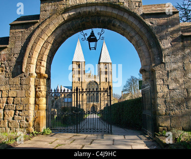 Southwell Minster en Bretagne avec une rare poivrière towers vue à travers la porte d'entrée de style roman Banque D'Images