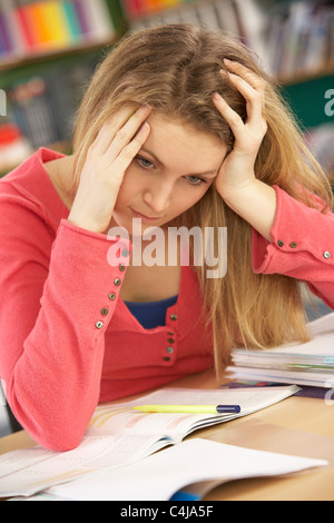 Les femmes ont souligné Teenage Student Studying in Classroom Banque D'Images