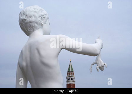 Charles Ray's "Garçon avec une grenouille' (2009) sur la Punta della Dogana, à l'entrée du Grand Canal, à Venise, Italie Banque D'Images