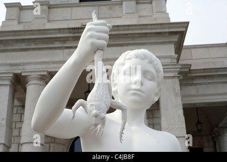 Charles Ray's "Garçon avec une grenouille' (2009) sur la Punta della Dogana, à l'entrée du Grand Canal, à Venise, Italie Banque D'Images