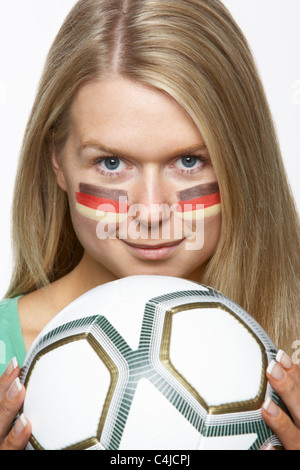 Jeune femme fan de sport avec drapeau allemand peint sur le visage Banque D'Images