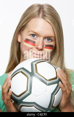 Jeune femme fan de sport avec drapeau allemand peint sur le visage Banque D'Images