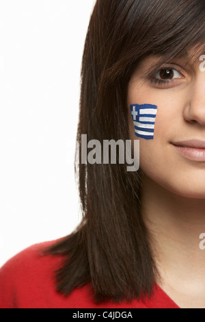 Jeune femme fan de sport avec drapeau grec peint sur le visage Banque D'Images