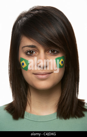 Jeune femme fan de sport avec drapeau brésilien peint sur le visage Banque D'Images